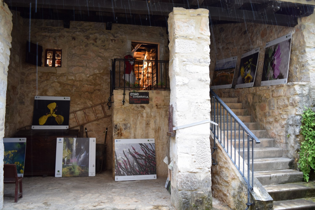 Na Skradinskom buku otvorena izložba 'Rascvjetana Krka'