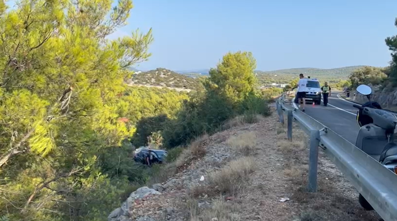 Užasna nesreća na Murteru: 21-godišnjak automobilom pogodio tri vozila, sletio s ceste u provaliju i preživio 