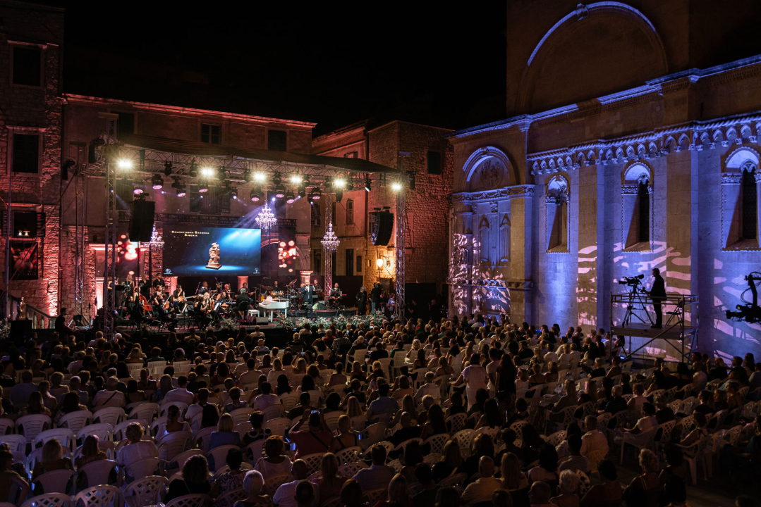Ikona hrvatske glazbe Meri Cetinić zablistala na pozornici prve večeri Dalmatinske Šansone