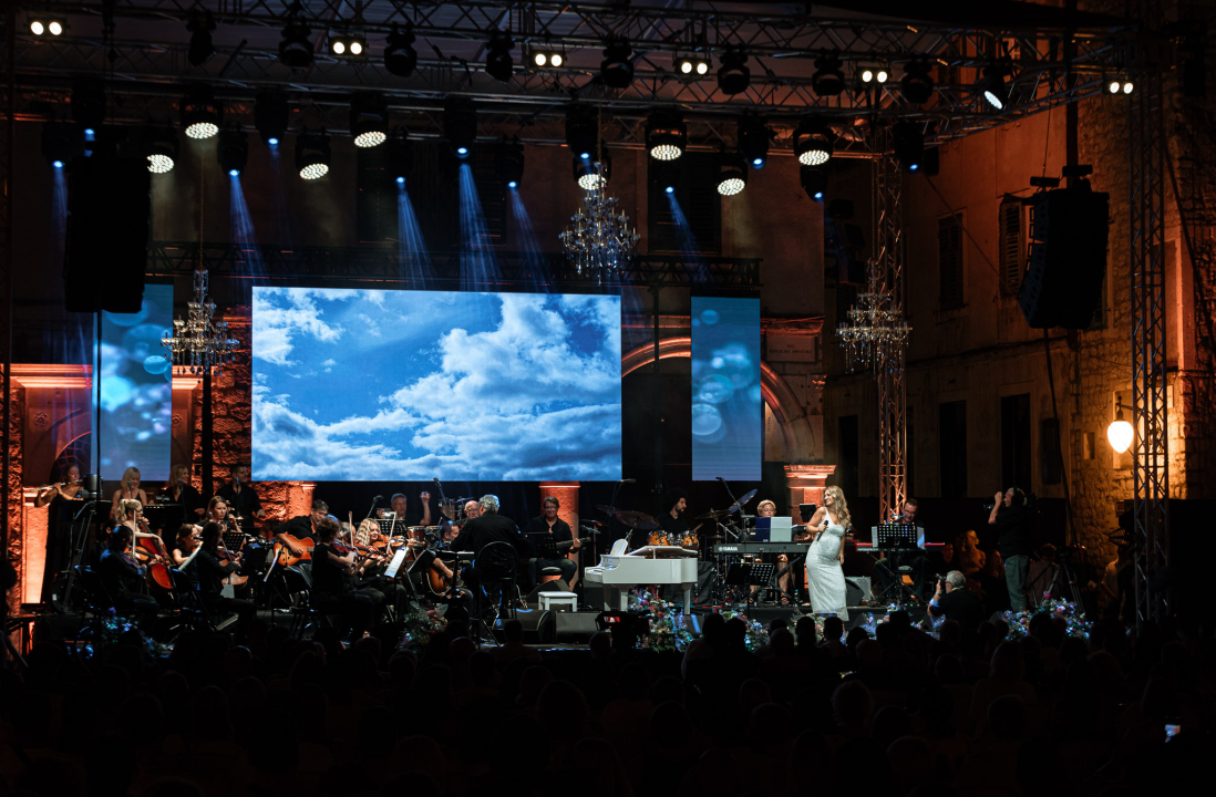 Ikona hrvatske glazbe Meri Cetinić zablistala na pozornici prve večeri Dalmatinske Šansone