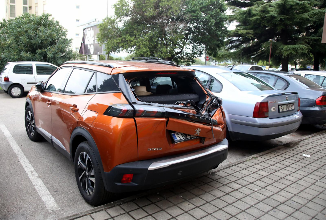 Komad fasade sa zgrade na Baldekinu pao na automobile: 'Srećom nije bilo prolaznika'