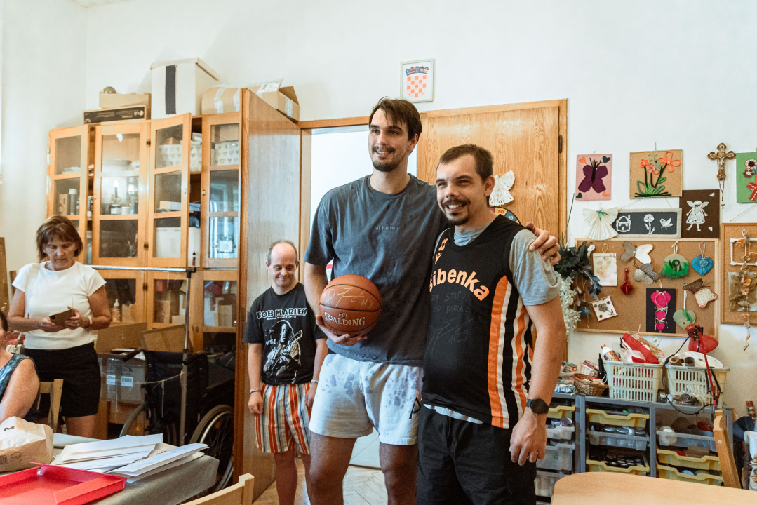 Dario Šarić posjetom razveselio Udrugu Kamenčići