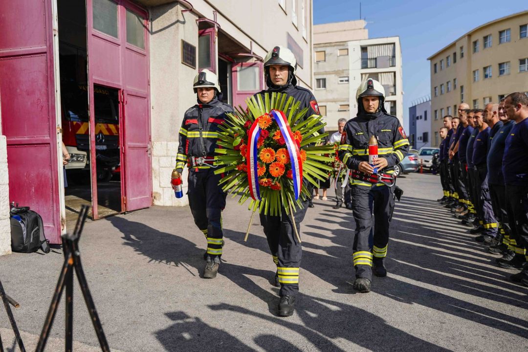 U Šibeniku položeni vijenci za poginule vatrogasce, a u 15.25 sati u svim postrojbama bit će upaljene sirene