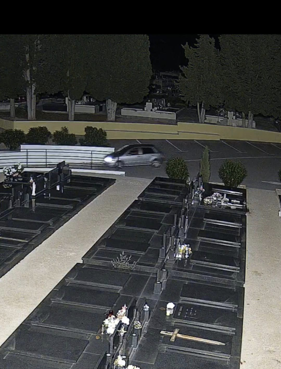 Usred noći ušao autom na groblje Kvanj i iskrcao svoje smeće u kontejner