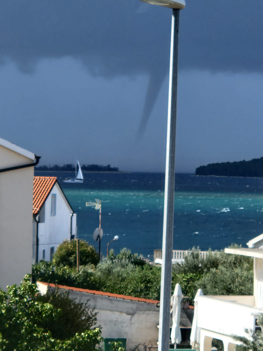 Obilna kiša i nevrijeme: Kod Primoštena formirana velika pijavica