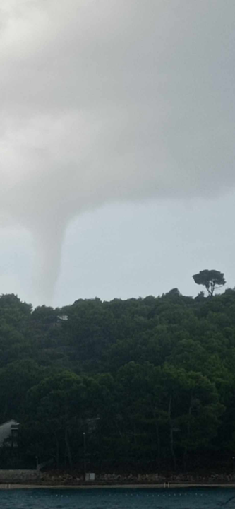 Obilna kiša i nevrijeme: Kod Primoštena formirana velika pijavica