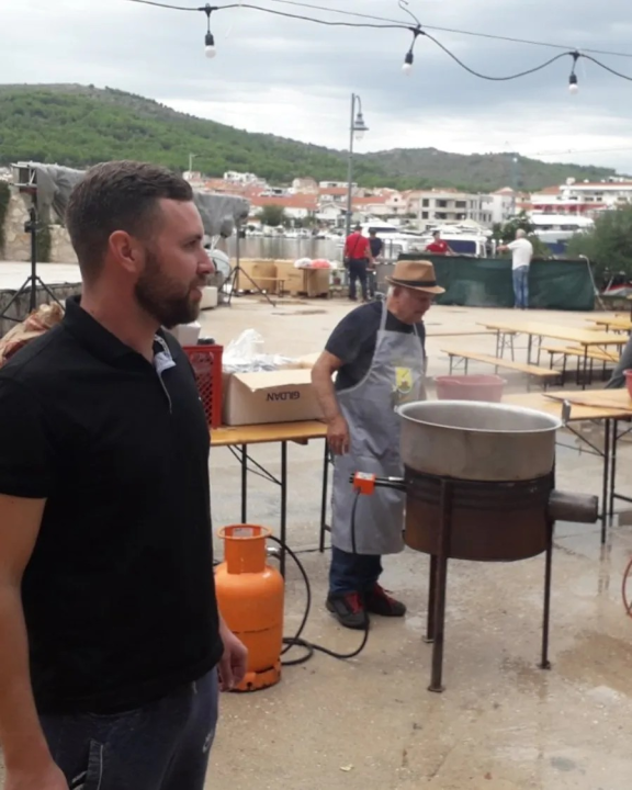 Slavonski duh u srcu Dalmacije: Druženje uz čvarke i čobanac u Tribunju