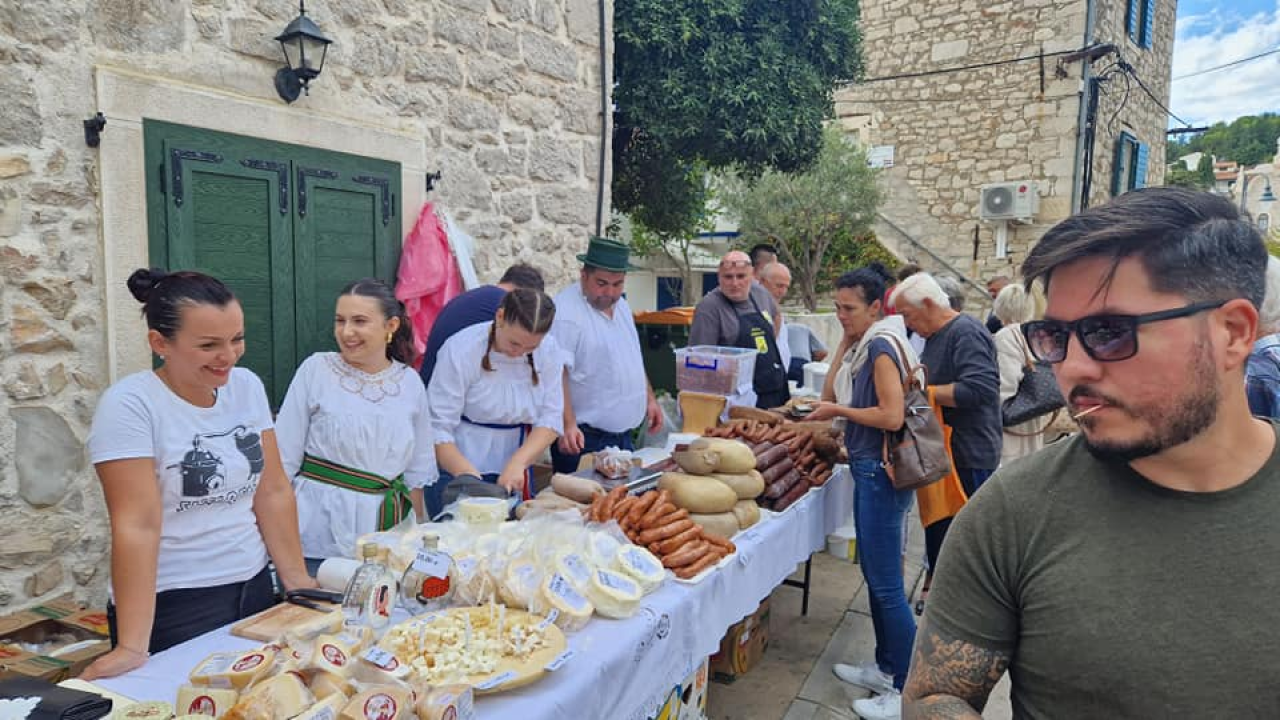 Slavonski duh u srcu Dalmacije: Druženje uz čvarke i čobanac u Tribunju