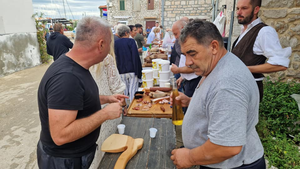 Slavonski duh u srcu Dalmacije: Druženje uz čvarke i čobanac u Tribunju