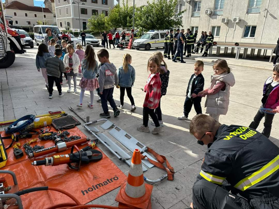 U punoj spremi održana smotra operativnih snaga civilne zaštite Grada Drniša