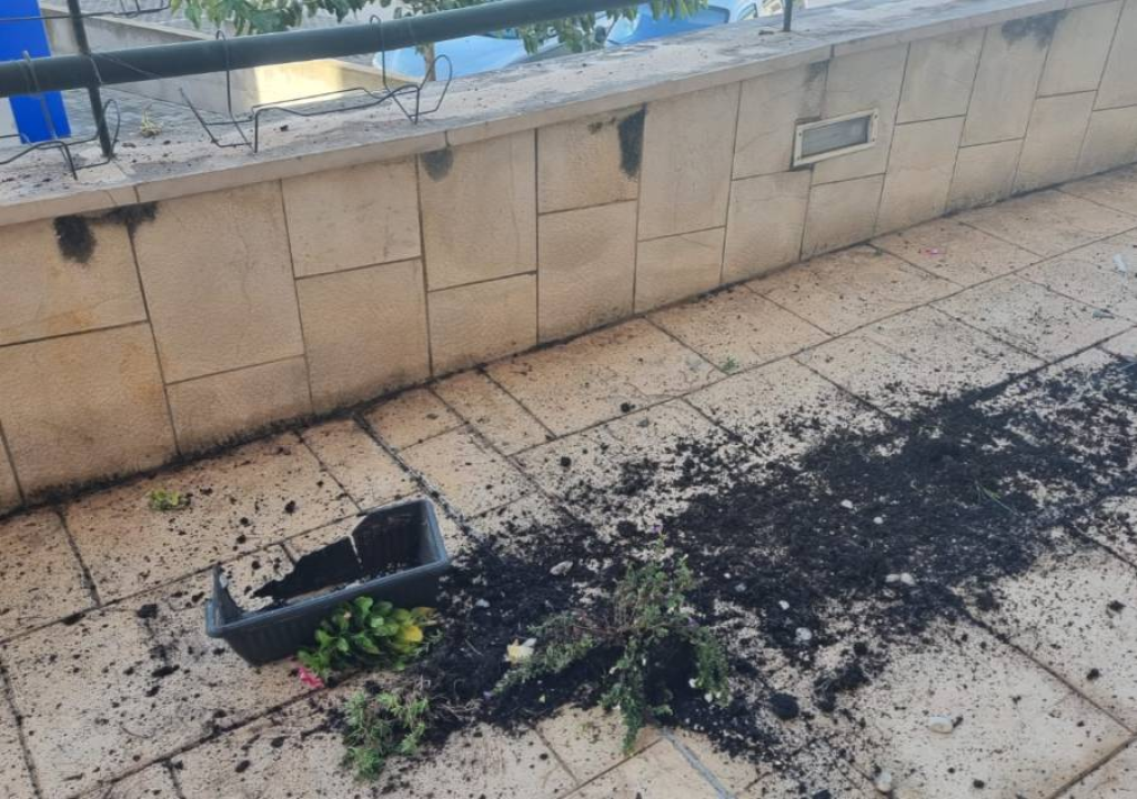 Vandali u centru Vodica porušili gredice sa cvijećem