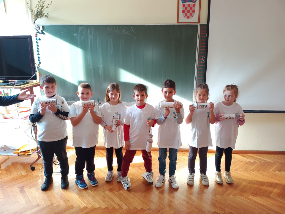 U povodu Dana Grada, skradinski prvašići dobili poklone