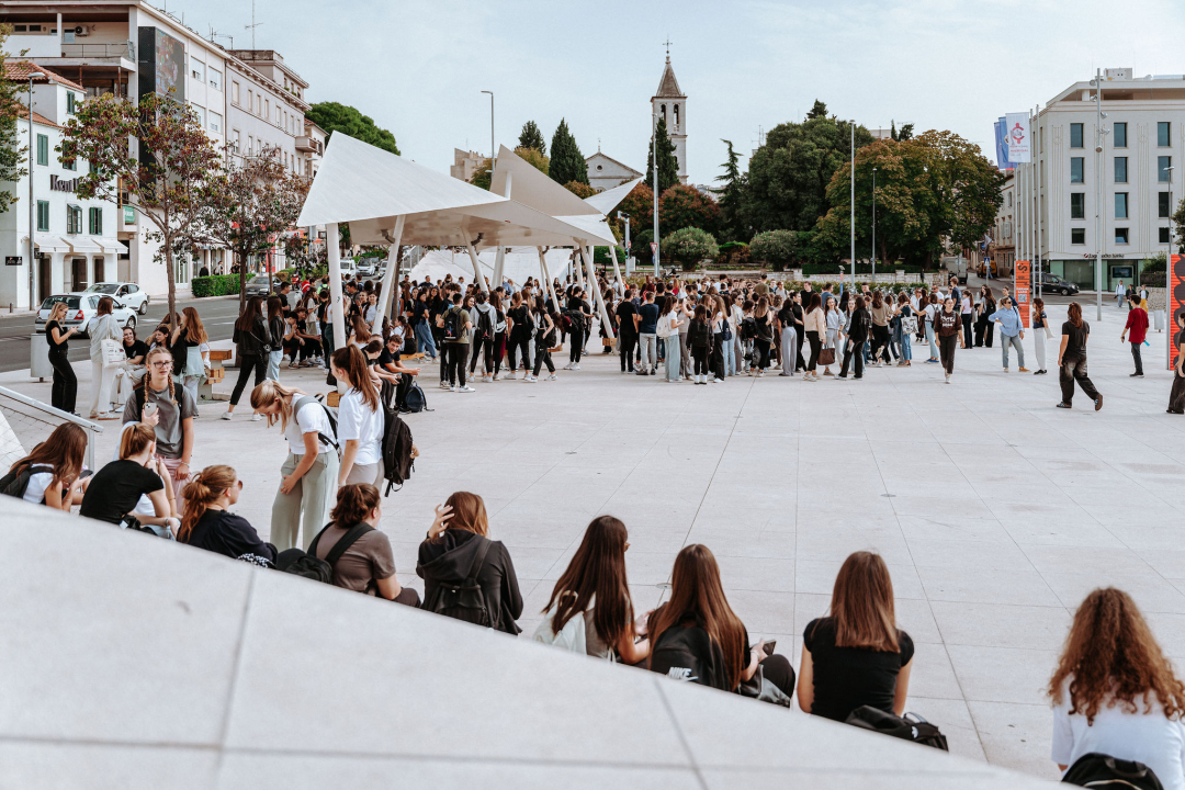 Preko 300 šibenskih gimnazijalaca pohodilo tri tvrđave: 'Ma vidi koliko mladih, lipo li ih je vidit'