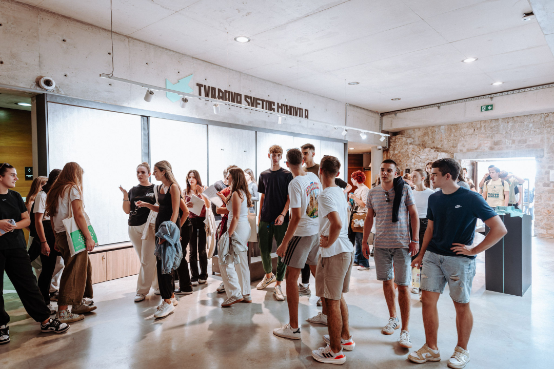 Preko 300 šibenskih gimnazijalaca pohodilo tri tvrđave: 'Ma vidi koliko mladih, lipo li ih je vidit'