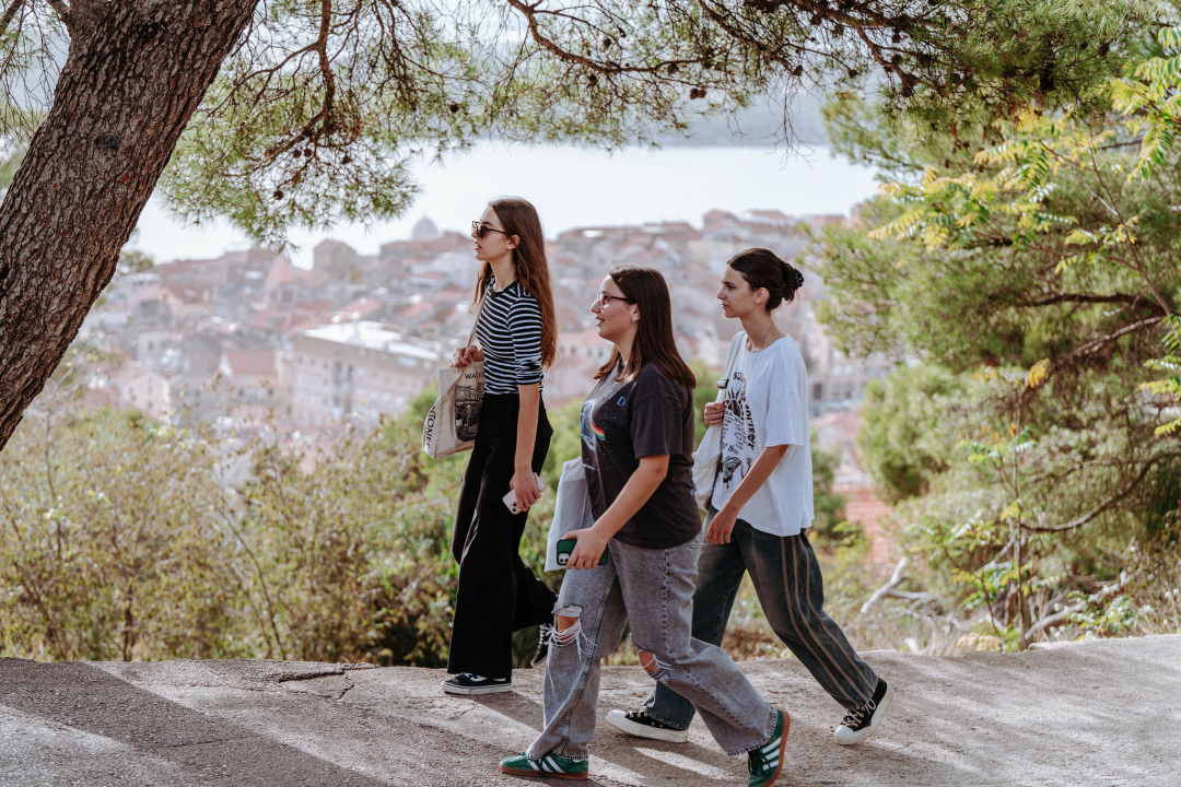 Preko 300 šibenskih gimnazijalaca pohodilo tri tvrđave: 'Ma vidi koliko mladih, lipo li ih je vidit'