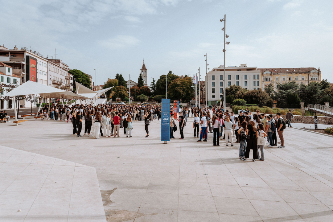 Preko 300 šibenskih gimnazijalaca pohodilo tri tvrđave: 'Ma vidi koliko mladih, lipo li ih je vidit'
