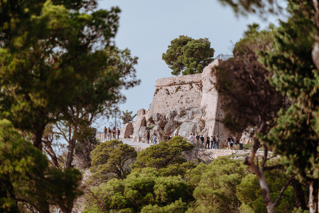 Preko 300 šibenskih gimnazijalaca pohodilo tri tvrđave: 'Ma vidi koliko mladih, lipo li ih je vidit'