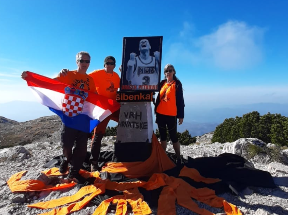 Šibenski planinari Draženu u čast popeli se na Sinjal: ''Iako već dugo nisi sa nama i dalje si na vrhu'