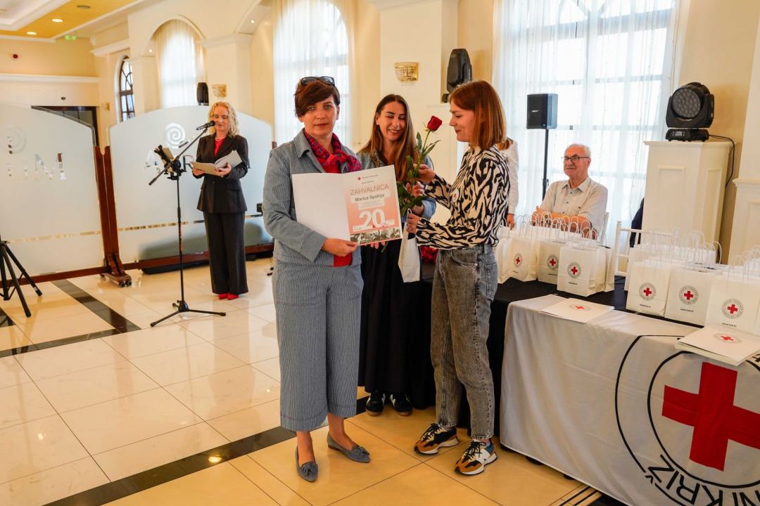 Šibenski Crveni križ dodjelio zahvalnice darivateljima krvi. Tomislav Zjačić svoju donirao čak sto puta 