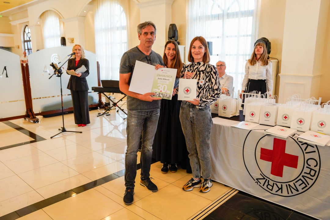 Šibenski Crveni križ dodjelio zahvalnice darivateljima krvi. Tomislav Zjačić svoju donirao čak sto puta 