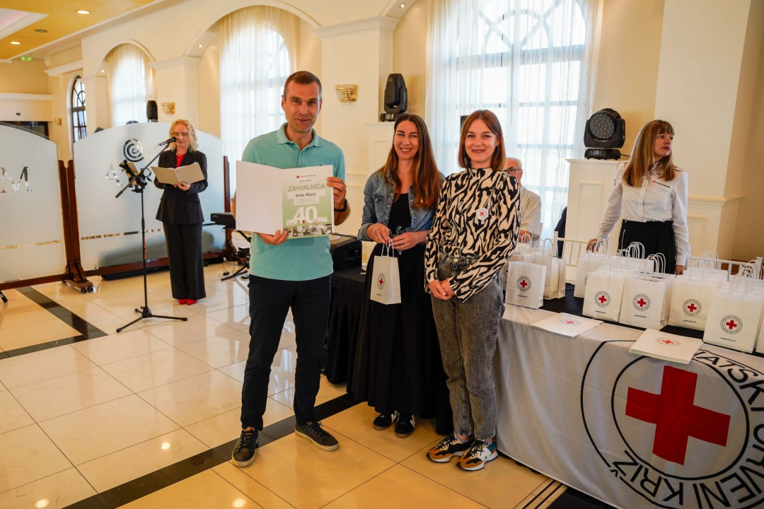 Šibenski Crveni križ dodjelio zahvalnice darivateljima krvi. Tomislav Zjačić svoju donirao čak sto puta 