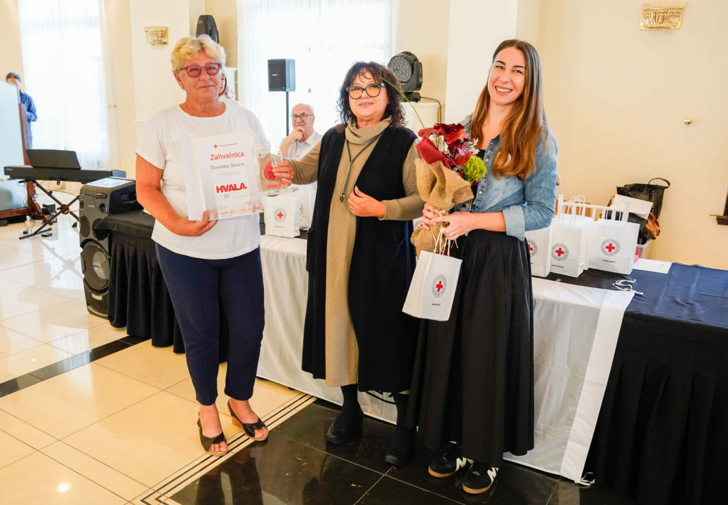 Šibenski Crveni križ dodjelio zahvalnice darivateljima krvi. Tomislav Zjačić svoju donirao čak sto puta 