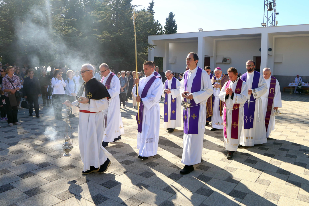 Biskup Rogić predvodio misu na gradskom groblju Kvanj