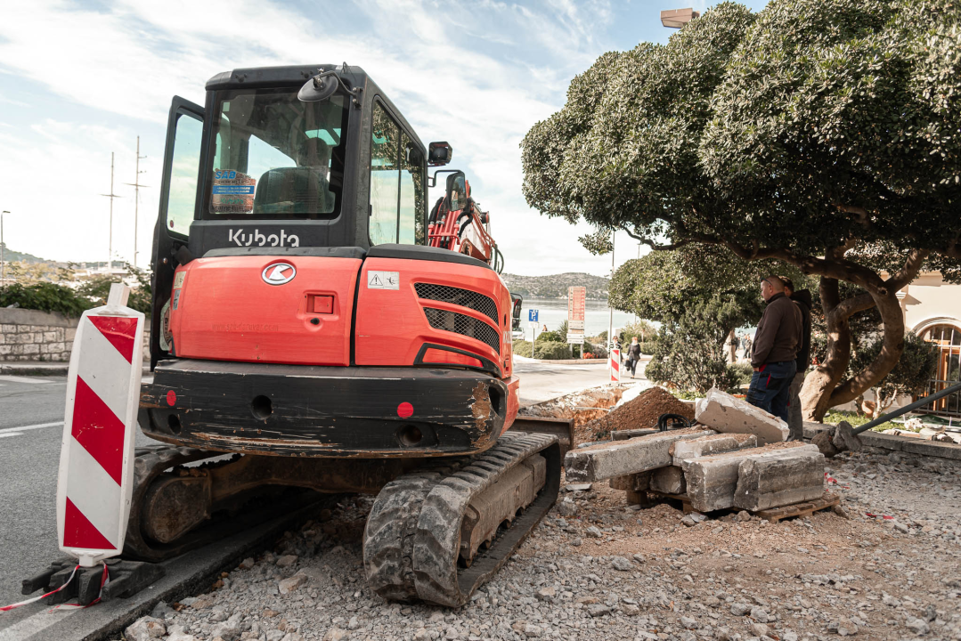 Pogledajte kako napreduju radovi na uređenju nogostupa ispod đardina u Nazorovoj ulici: Kamen umjesto betona