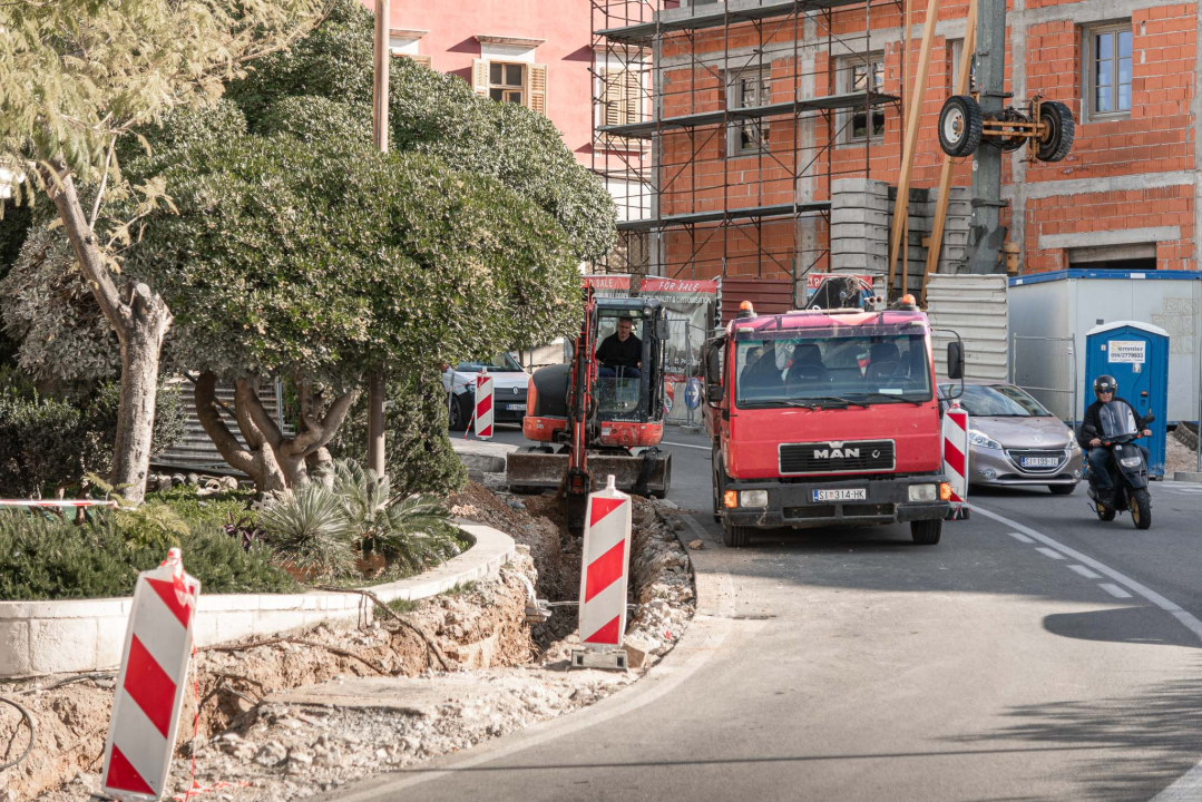 Pogledajte kako napreduju radovi na uređenju nogostupa ispod đardina u Nazorovoj ulici: Kamen umjesto betona