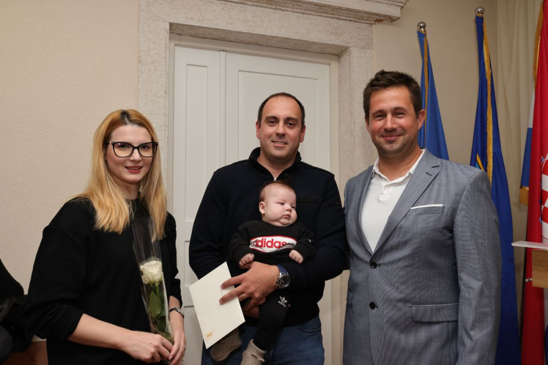 Općina Tisno dodijelila novčanu potporu za 27 vjenčanih parova i novorođenu djecu