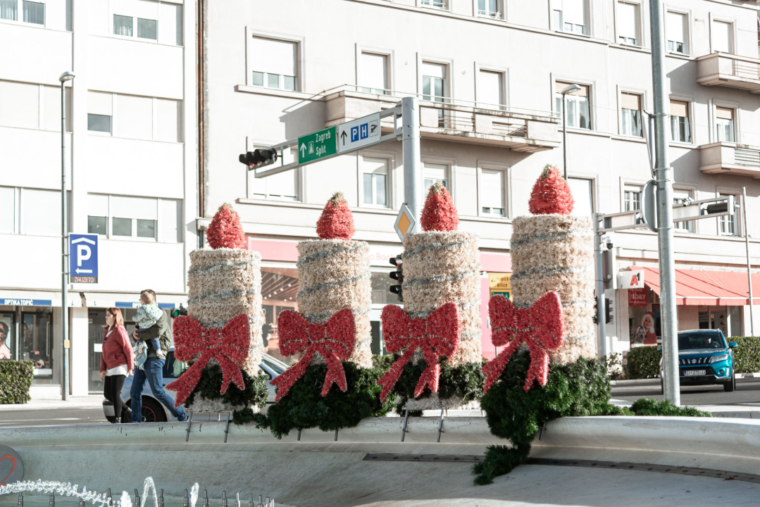Sve je spremno za paljenje prve svijeće na adventskom vijencu na Poljani