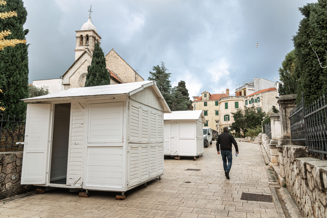 Advent sve bliže: Kućice su jutros stigle u park, a evo i što ćemo jesti