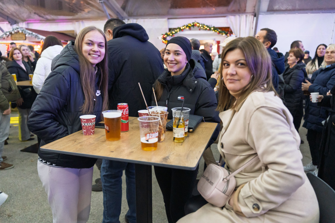 Baruni sinoć rasplesali Knin i otvorili vrata blagdanske čarolije