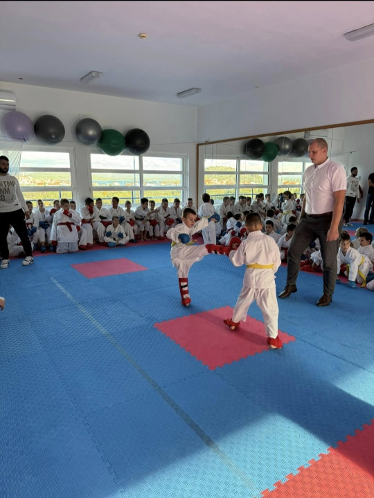 Policijski pas Tigar unio je veselje među mlade karataše u Murteru