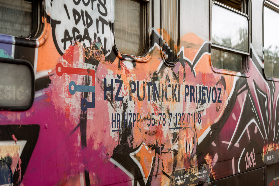 Crtica sa šibenskog željezničkog kolodvora: Nije nešto prometan, ali je zato jako fotogeničan 