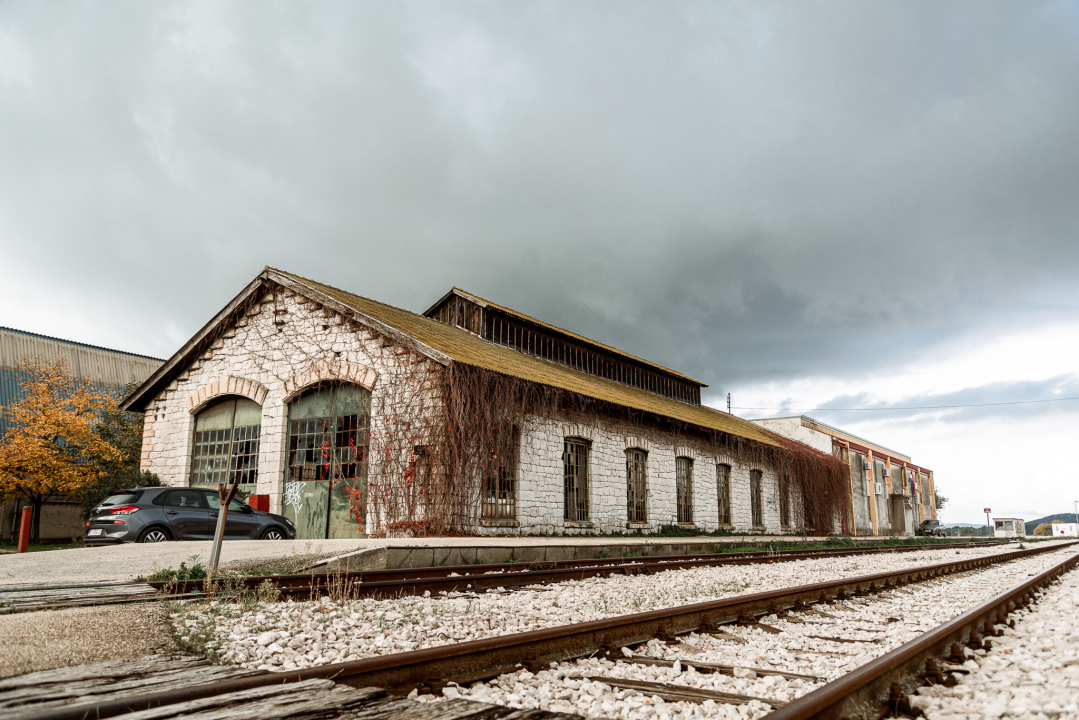 Crtica sa šibenskog željezničkog kolodvora: Nije nešto prometan, ali je zato jako fotogeničan 