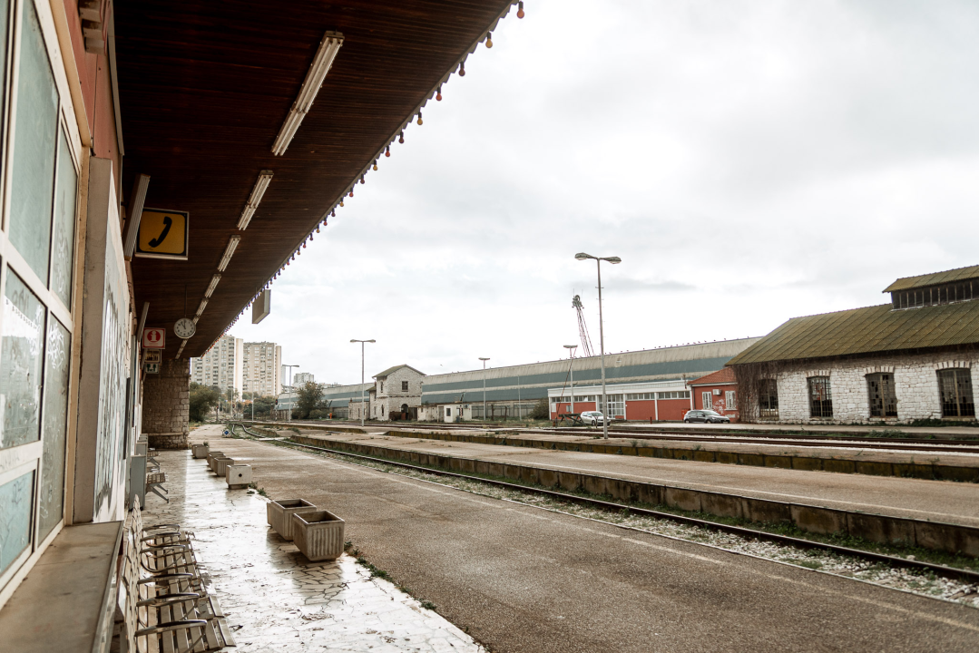 Crtica sa šibenskog željezničkog kolodvora: Nije nešto prometan, ali je zato jako fotogeničan 