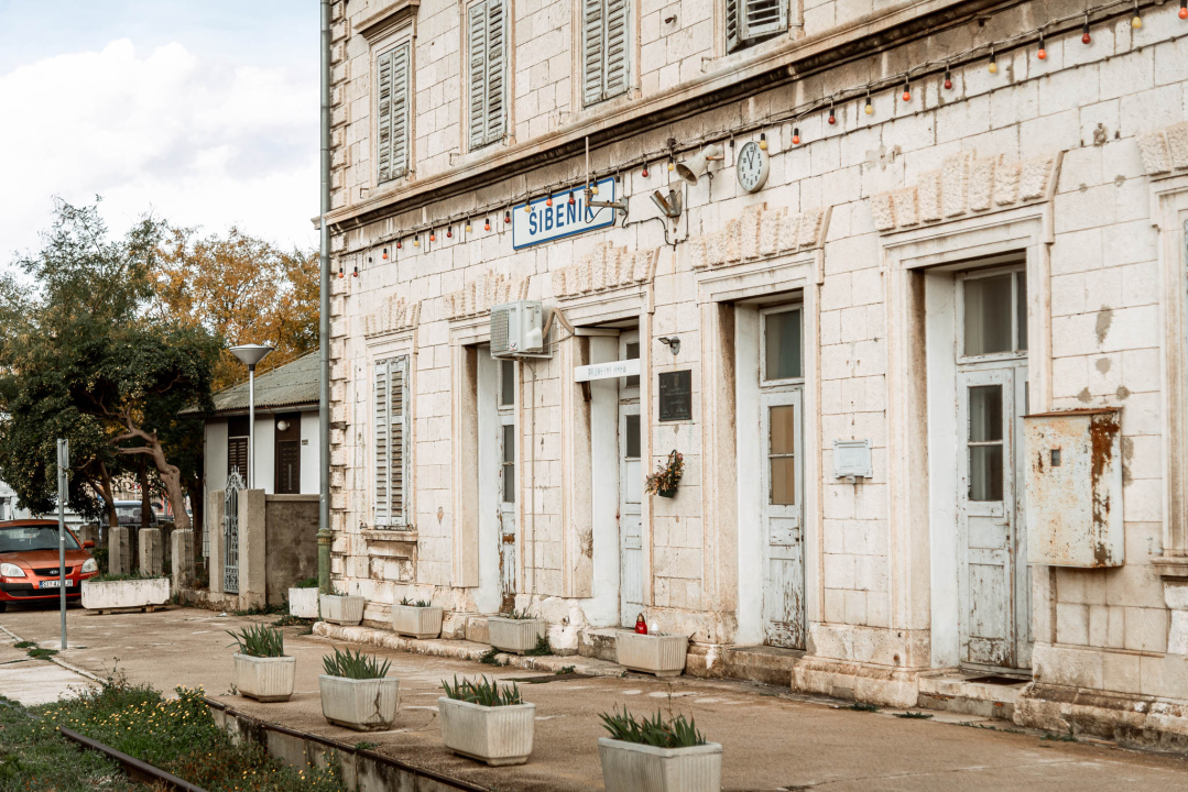 Crtica sa šibenskog željezničkog kolodvora: Nije nešto prometan, ali je zato jako fotogeničan 
