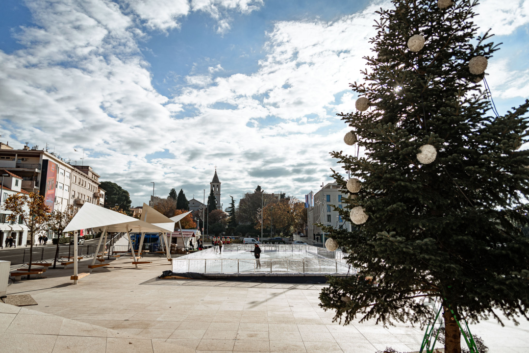 Korak po korak do blagdanskog sjaja: Kiti se prva prava šibenska jelka na Poljani