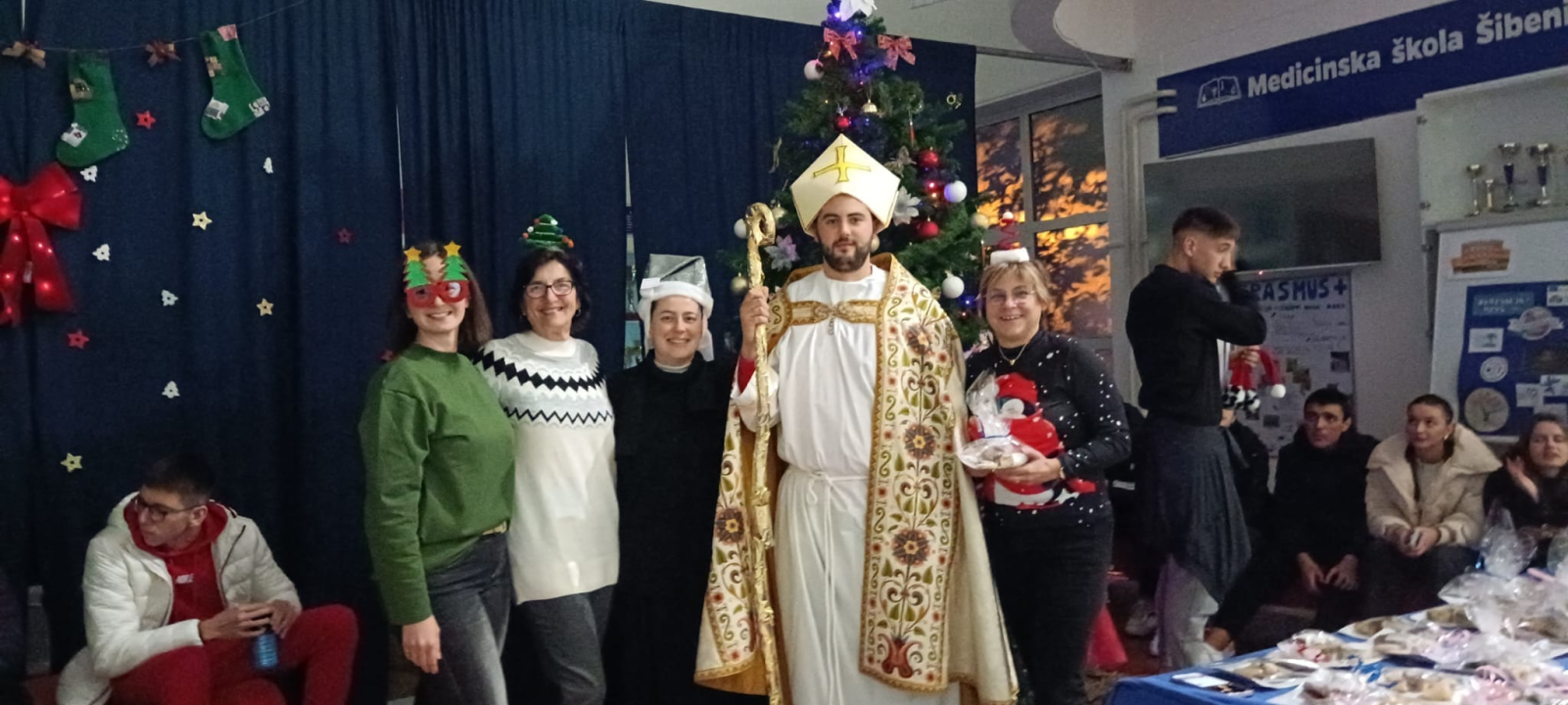 Sveti Nikola i Krampus posjetili učenike i djelatnike Medicinske škole