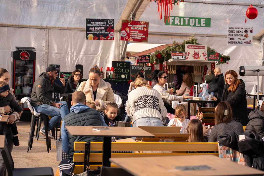 Toplina i zajedništvo: Kninski mališani na radionici izradili božićne borove
