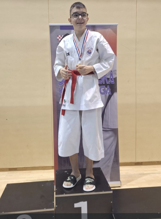 Karataši Osvita uzeli 13 medalja na turniru Dalmatinske lige i šest naslova ukupnih pobjednika natjecanja