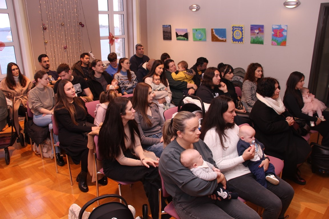 Babyboom u Vodicama: Ove godine 90 novorođenih, gradonačelnik poklonio eure i prigodne darove