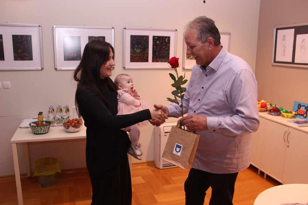 Babyboom u Vodicama: Ove godine 90 novorođenih, gradonačelnik poklonio eure i prigodne darove