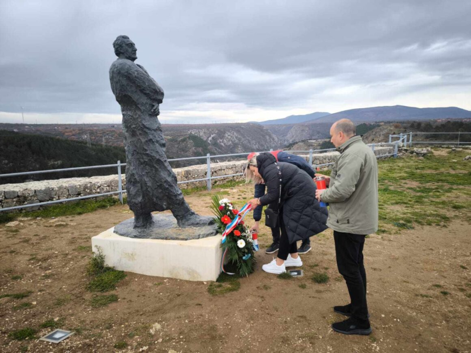 Mjesto sjećanja, zahvalnosti i ponosa: Polaganjem vijenaca na kninskoj Tvrđavi odana počast Franji Tuđmanu