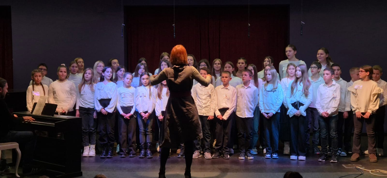 Susret zborova osnovnih škola: 350 malih pjevača iz cijele županije slavilo adventsko vrijeme