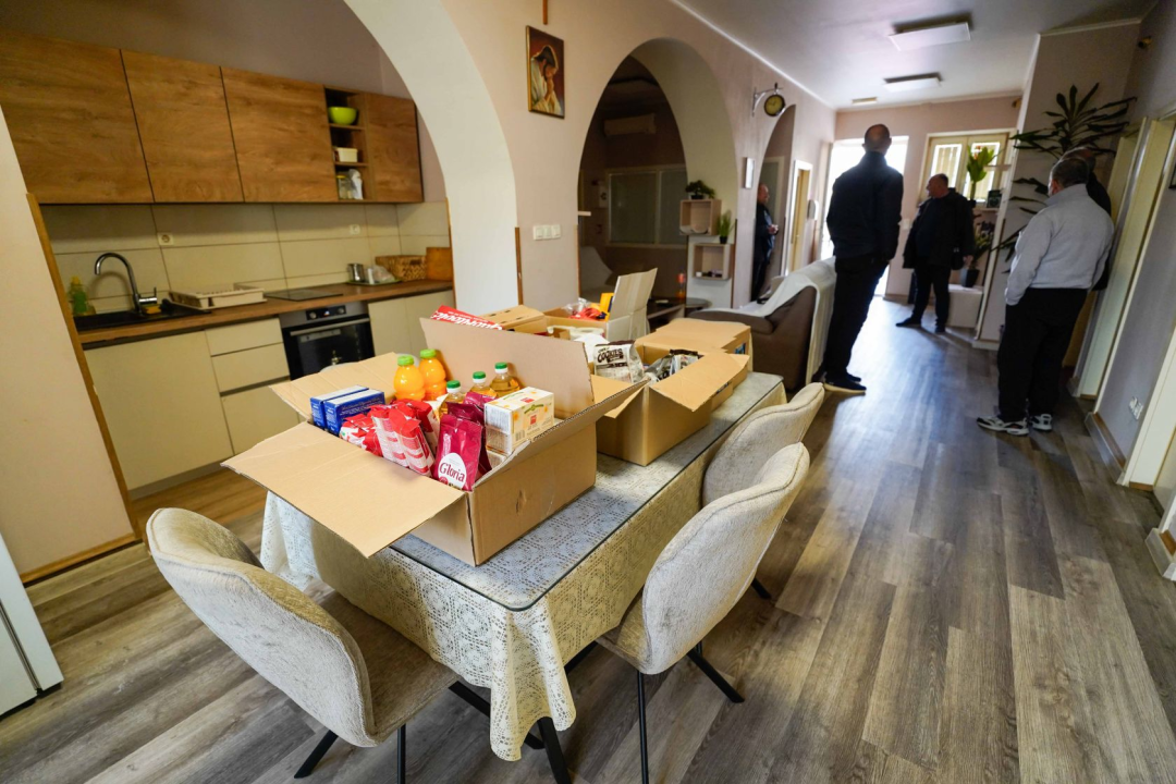 Gradonačelnik Burić korisnicima Pučke kuhinje osigurao pečeni odojak za Božićni ručak