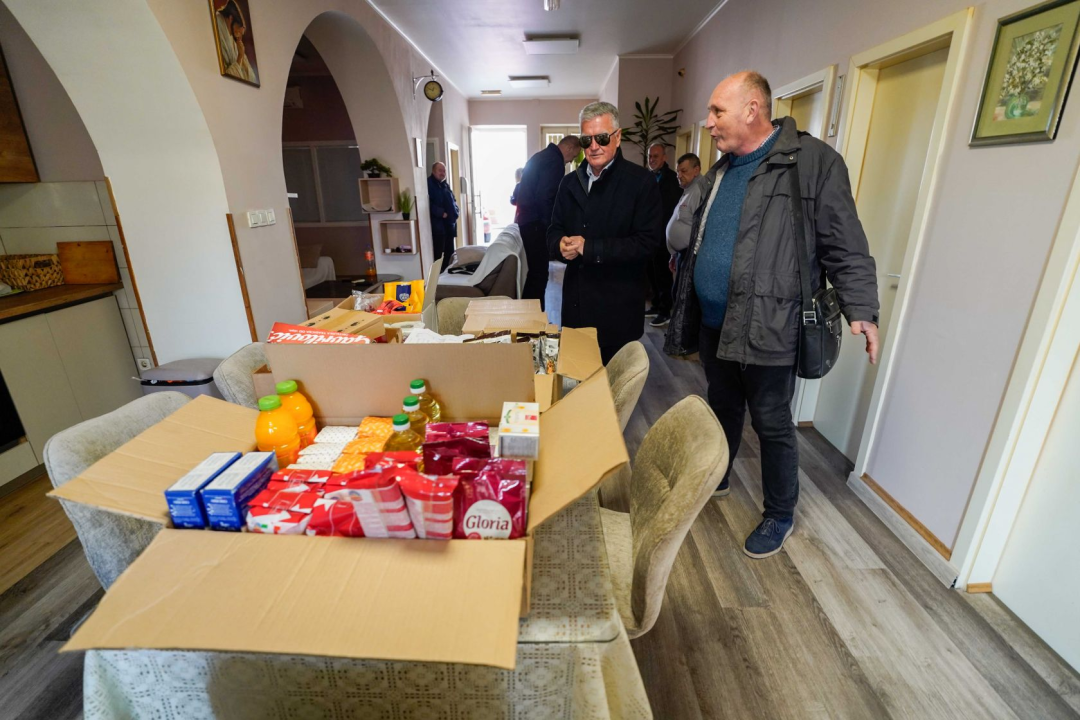 Gradonačelnik Burić korisnicima Pučke kuhinje osigurao pečeni odojak za Božićni ručak