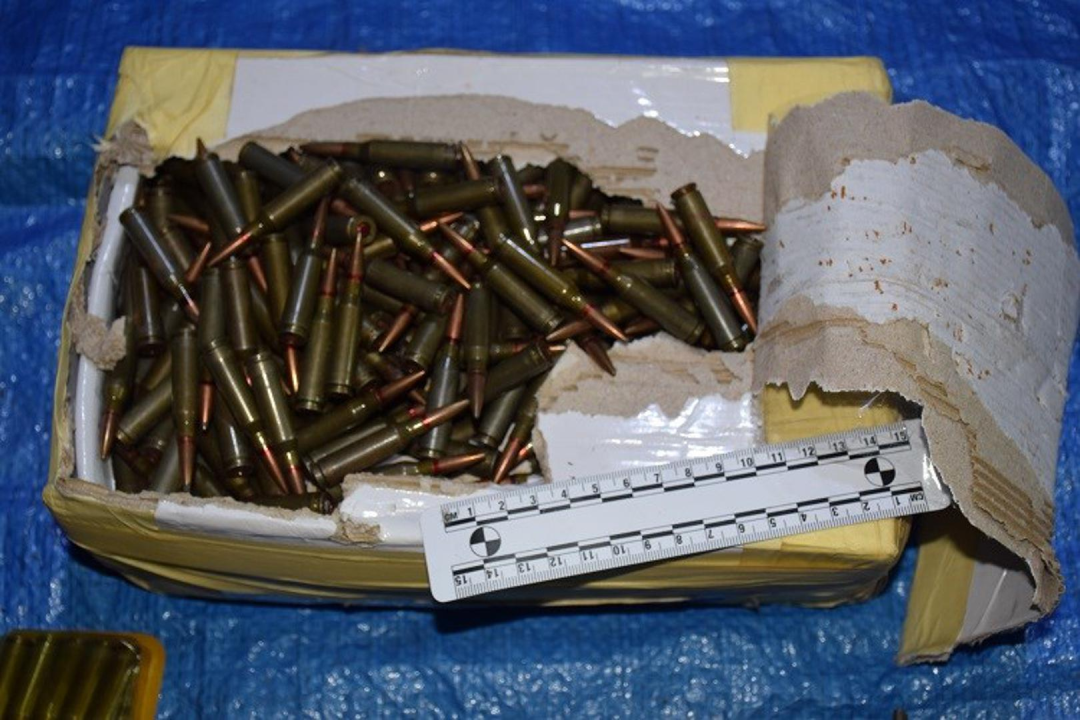 Velike količine droge i oružja pronađeno u autoservisu