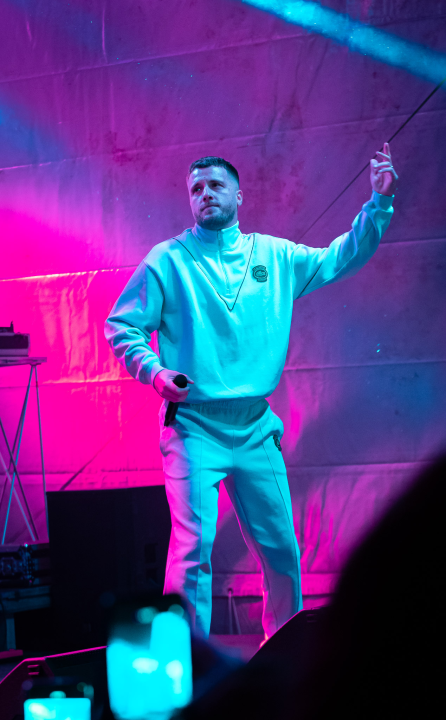 Grše napunio park, a bura nije omela Šibenčane da uglas pjevaju njegove najveće hitove